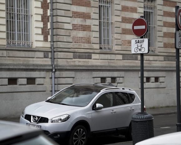 Même pout quelques secondes, se garer moteur tournant est interdit par le Code de la route © Yayimages