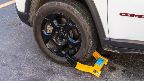 Moteur tournant à l'arrêt ? En plus du PV votre voiture peut être aussi théoriquement immobilisée. © Yayimages