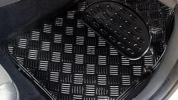 Un set de tapis de sol est certes basique mais très utile pour préserver l'intérieur de sa voiture.  © DR