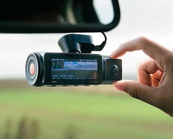Parmi les idées cadeau à offrir à sa voiture, la dash cam sera surement en tête de liste. Idéal, pour la protéger des agressions, surtout au près de votre assurance.  © Vantrue