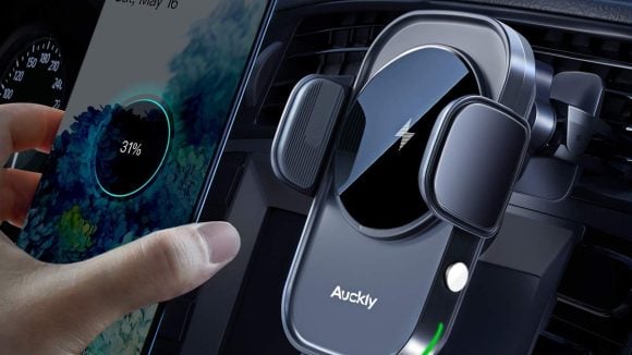 Si vous n'avez pas d'écran multimédia un support de smartphone incluant la recharge par induction est un must-have. Mieux encore si il est ventilé.  © Auckly
