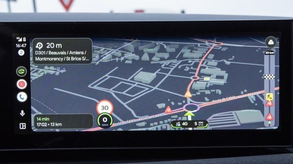 L'affichage avec Android Auto fonctionne très bien, y compris la superposition si on a Waze, mais il n'y a pas de widget.