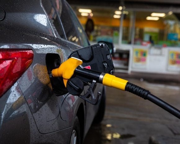 La baisse actuelle des prix des carburants est trompeuse : même sans hausse du pétrole, une augmentation à la pompe est déjà programmée pour début 2026. © Yayimages