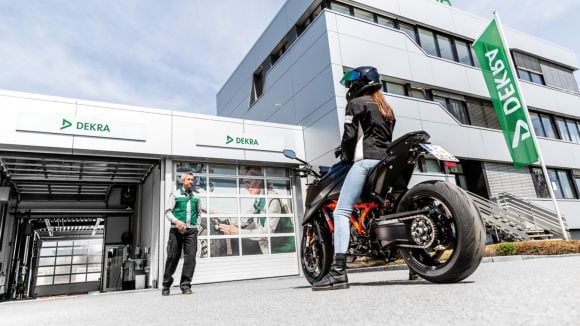 La fameuse minute obligatoire joue alors le rôle d’un sas, garantissant que le document remis au client correspond exactement à celui enregistré par l’administration. © Dekra