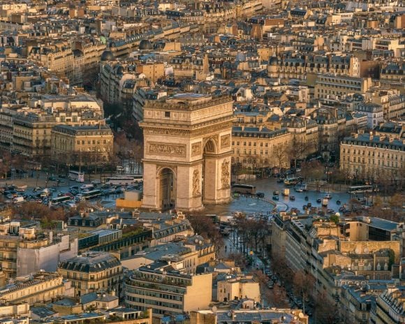 Stationnement, rues fermées : découvrez les restrictions de circulation et de stationnement prévues à Paris autour des festivités du réveillon 2025. © Yayimages