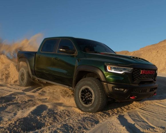 Avec un moteur V8 6,2 litres de 777 ch, le RAM TRX 2027 annonce la couleur
