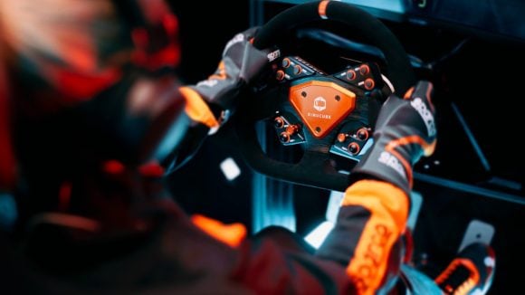 Lors des 24H for Anna, certains pilotes de simracing se lancent le défi de disputer une course de 24 heures en solo.