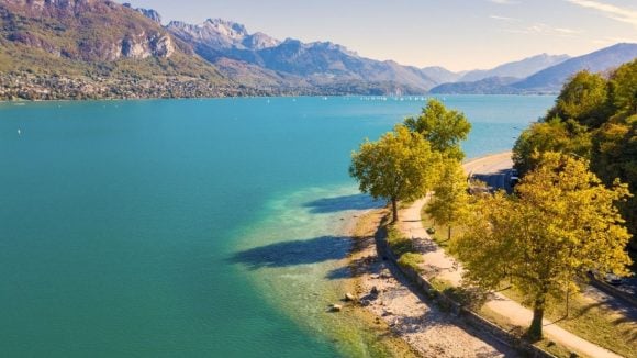 Le lac d’Annecy : un paysage idyllique malgré une pollution aux microplastiques