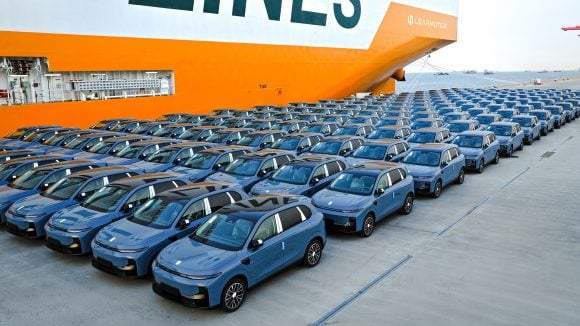 Des voitures chinoises transportées par bateau, avec un débat européen sur les droits de douane