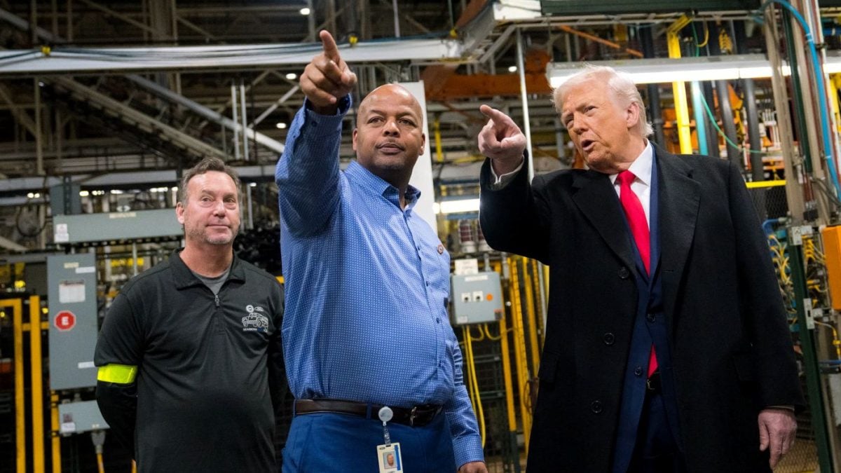 Doigt d’honneur, insultes et usine Ford : la séquence Trump qui tourne au scandale