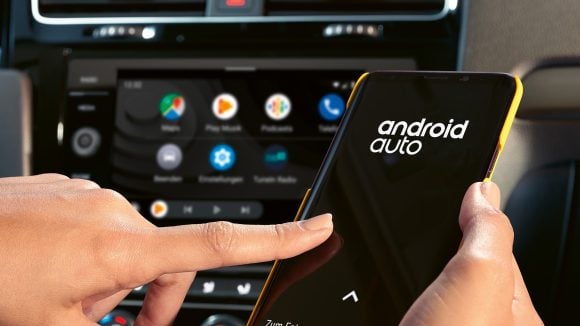 Android Auto pourrait intégrer Google Cast pour diffuser des contenus du smartphone vers l’écran de la voiture, à l’arrêt