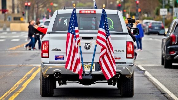 Donald Trump met en pause pour 90 jours des surtaxes douanières, sans inclure l’automobile