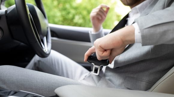 Une étude Ifop montre que la ceinture de sécurité est largement acceptée en France, mais pas encore portée systématiquement, notamment à l’arrière.