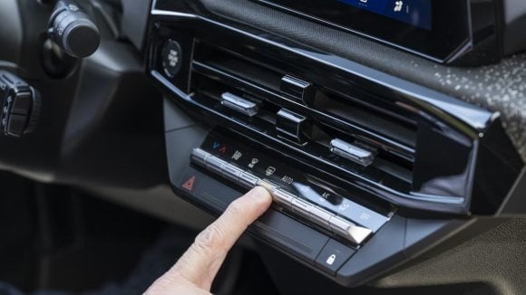Sur la Renault Clio 6 hybride, quitter le mode Auto de la climatisation peut faire grimper la consommation