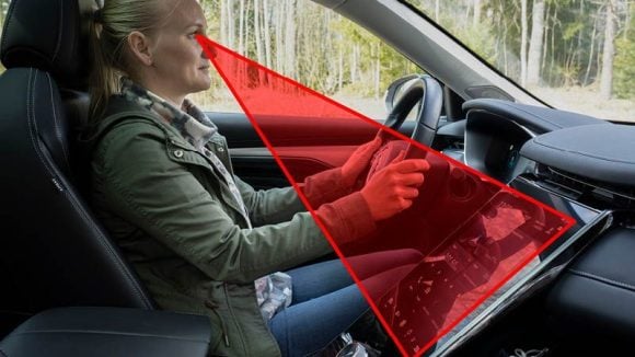 Commandes regroupées sur écran obligeant le conducteur à quitter la route des yeux