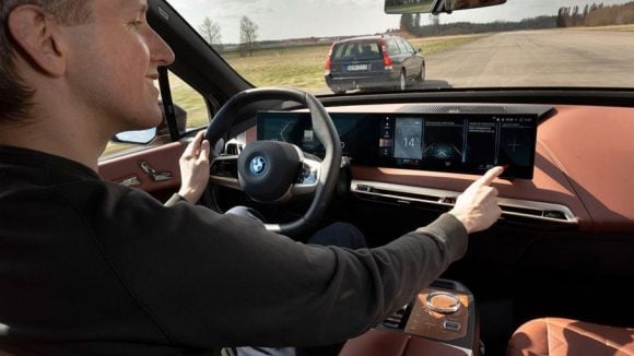 Écrans tactiles et menus complexes dans une voiture moderne