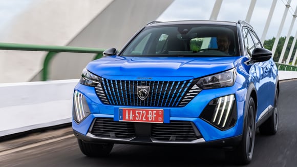 Les plaques rouges du transit temporaire affichent aussi une date de fin de validité à droite.