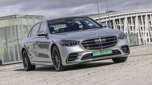 En France, les plaques vertes sont attribuées aux véhicules diplomatiques.