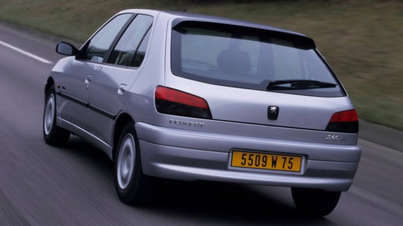 Certains véhicules peuvent encore conserver une plaque jaune à l’arrière en France.