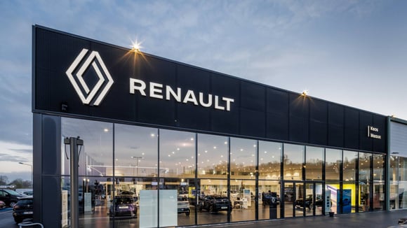 Renault et Stellantis devront provisionner des millions d’euros pour anticiper les amendes CO2