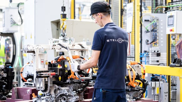 Montage d’un e-moteur sur le site de Trémery-Metz chez Stellantis