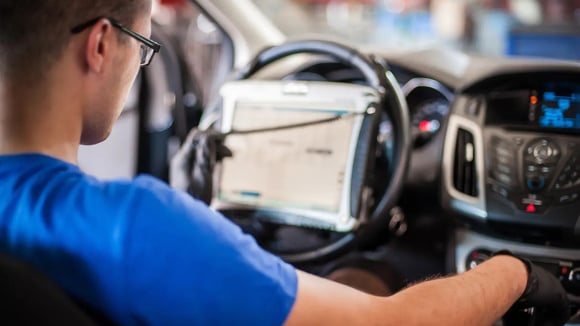 En France, le contrôle technique peut être exigé même pour un véhicule à l’arrêt sur la voie publique