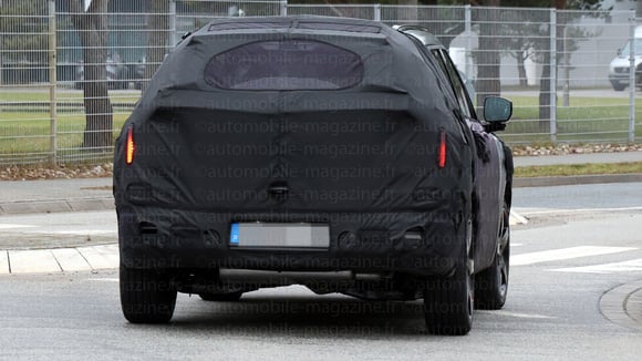 Vue arrière discrète du futur Hyundai Tucson camouflé