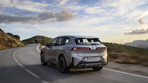 BMW iX3 : un SUV électrique attendu, avec un modèle d’options qui peut faire grincer des dents