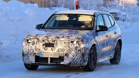 Prototype camouflé du BMW X1 repéré lors d’essais hivernaux en Suède