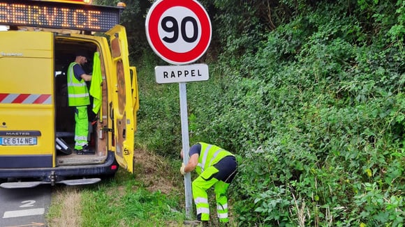 Remplacement d’un panneau 80 km/h par un panneau 90 km/h