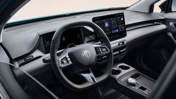 La planche de bord de la MG4 s’inspire de la MG S5, avec des écrans plus grands et une meilleure qualité perçue