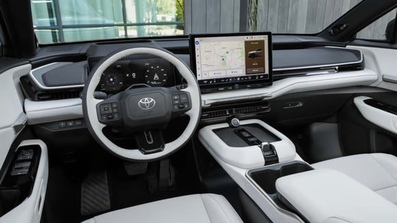 La planche de bord du Toyota Highlander EV, au dessin horizontal