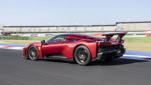 Ferrari privilégie la maîtrise des volumes pour protéger ses prix et préserver l’exclusivité.