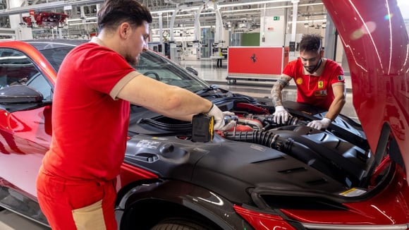 Ferrari versera jusqu’à 14 900 € de prime à ses 5 000 salariés italiens après une année 2025 record.