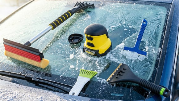 Le TCS a comparé plusieurs grattoirs de pare-brise, un accessoire souvent indispensable en hiver.