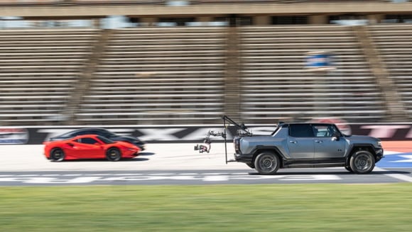 Un GMC Hummer EV de plus de 4 tonnes distance des supercars au départ arrêté