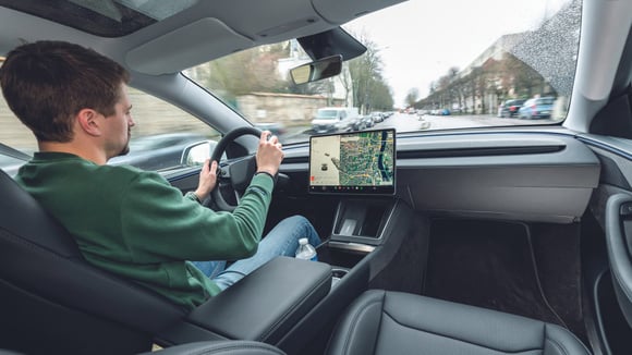 Des commandes controversées sur certaines voitures : clignotants au volant et sélection de marche sur l’écran