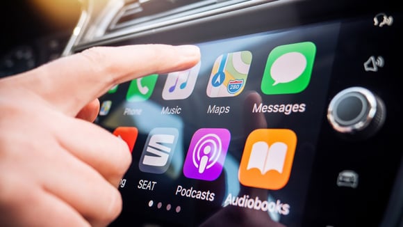 Avec iOS 26.4, Apple prépare la lecture vidéo sur CarPlay via AirPlay, uniquement à l’arrêt