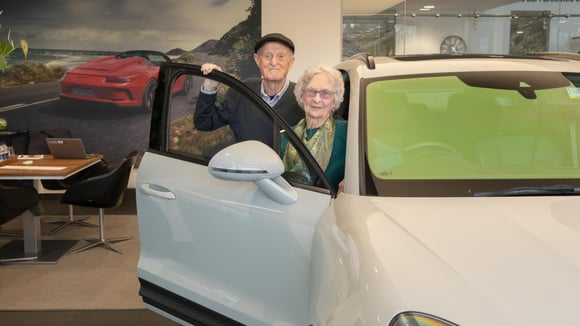 Le couple utilise son Porsche Macan thermique au quotidien