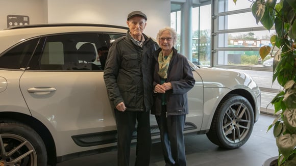 Dereck et Audrey Evans, nonagénaires, posent avec leur première Porsche pour leurs noces de platine