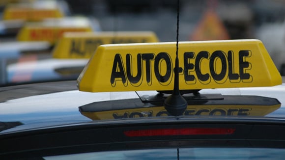 Certaines infractions comme franchir une ligne continue ou mal marquer un stop entraînent aujourd’hui un échec automatique