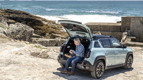 La Renault 4 E-Tech existe avec deux moteurs et deux tailles de batteries, une future version 4x4 est envisagée