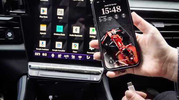 Certains constructeurs peuvent contourner l’obsolescence des modems embarqués en s’appuyant sur la connexion du smartphone.