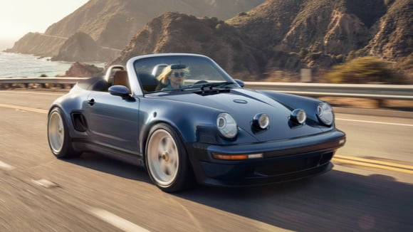 Profiter, cheveux au vent, du flat-six 4.0 litres de Singer qui monte à plus de 8 000 tr/min