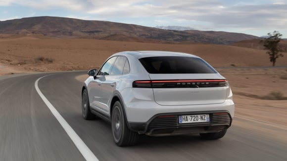Un Porsche Macan électrique proposant un son de synthèse à l’extérieur sur certains marchés