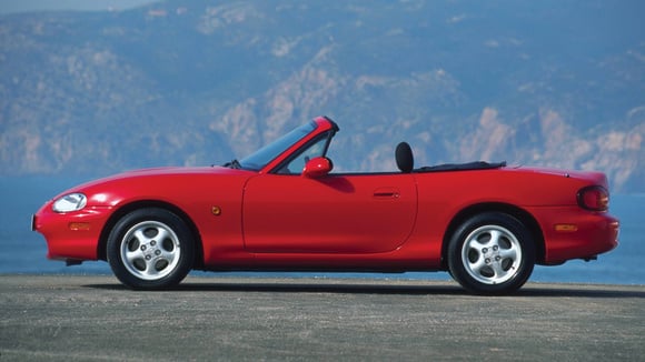 La Mazda MX-5 de deuxième génération a une ligne qui aurait mal supporté les changements imposés par un V6