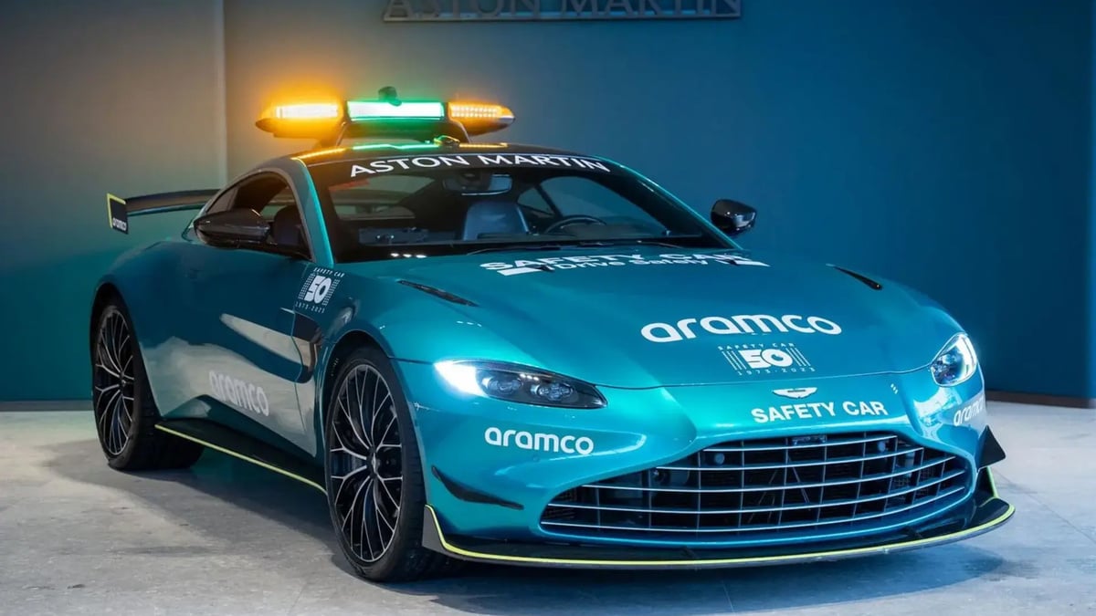 La Vantage safety car la plus polémique de la F1 est en vente : une pièce d’histoire à prix d’or