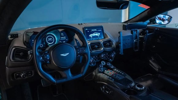 L’habitacle de l’Aston Martin Vantage safety car présente des différences par rapport à une version de série