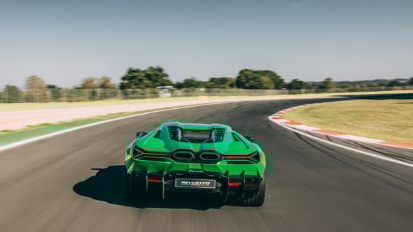 Lamborghini privilégie l’hybride pendant que Ferrari accélère sur l’électrique