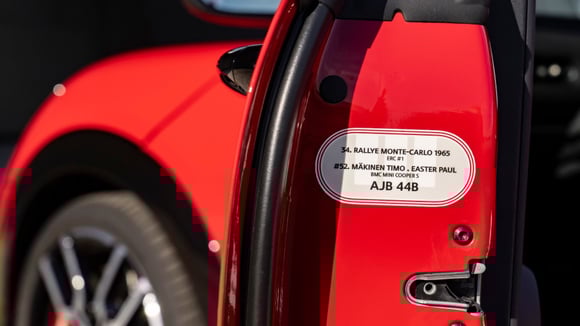 Détails esthétiques rappelant la victoire de Mini au Rallye Monte-Carlo 1965